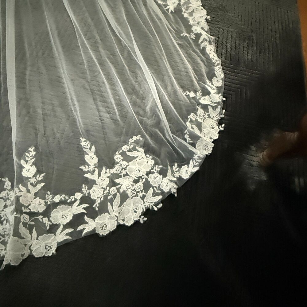Stunning White Wedding Veil Beautiful Floral Details New - Picture 4 of 8